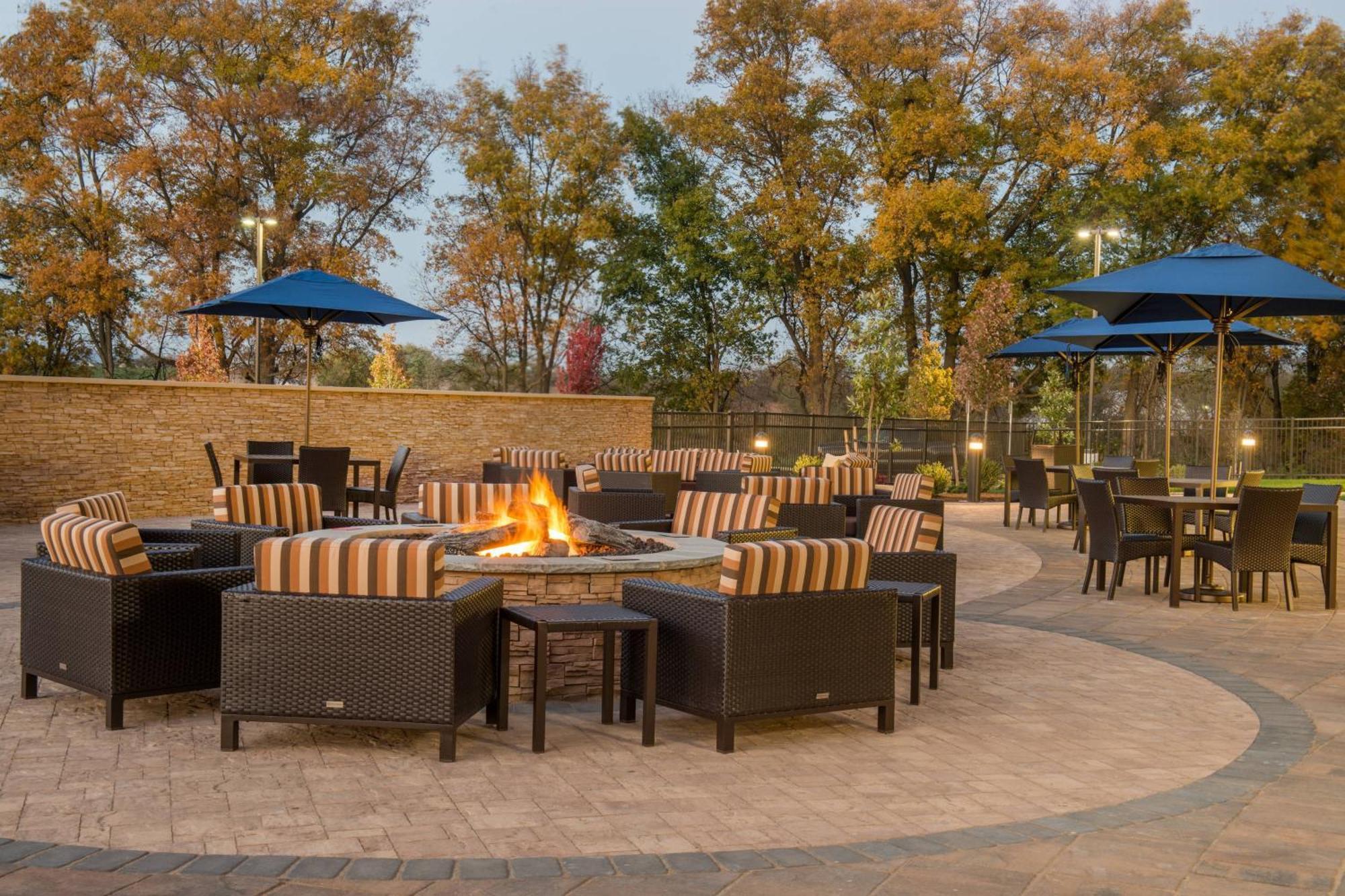 Courtyard By Marriott Shippensburg Hotell Exteriör bild